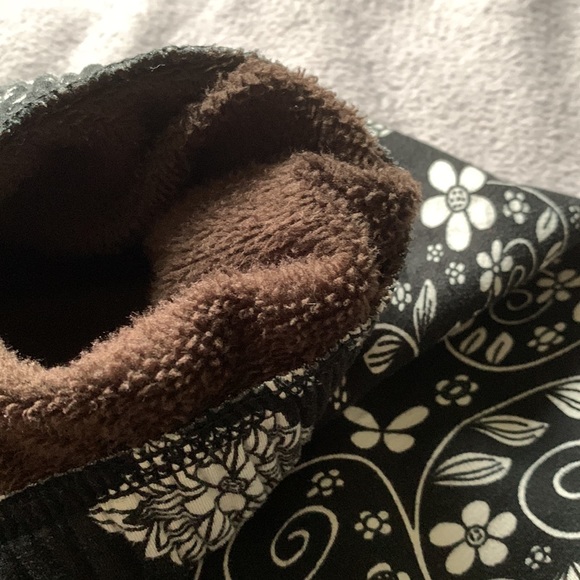 Cozy warm Fuzzy leggings with Floral Pattern - Picture 3 of 4